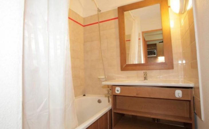 Hameau de Borsat Apartments, Tignes, Bathroom